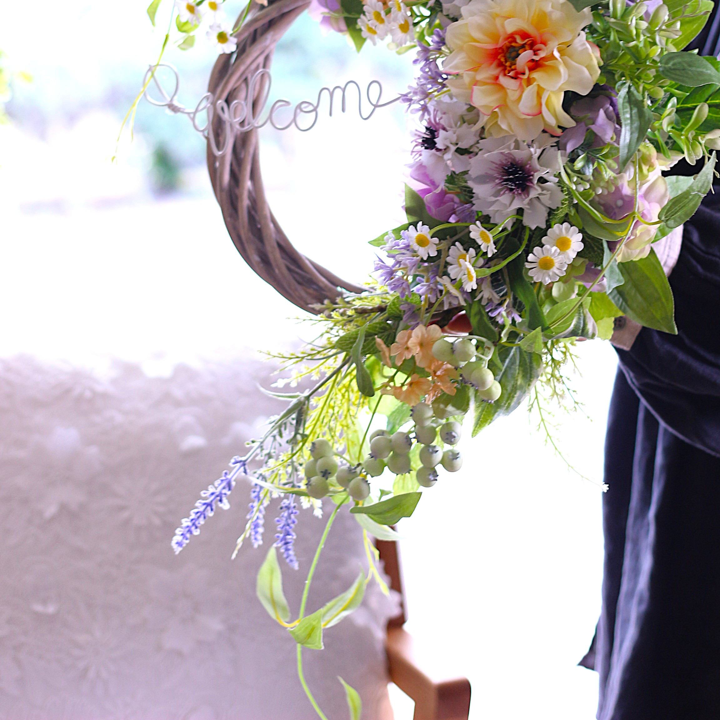 華やかにお出迎え♡イエローのダリア＆ラベンダーと利休草が流れるラインが美しい玄関リース