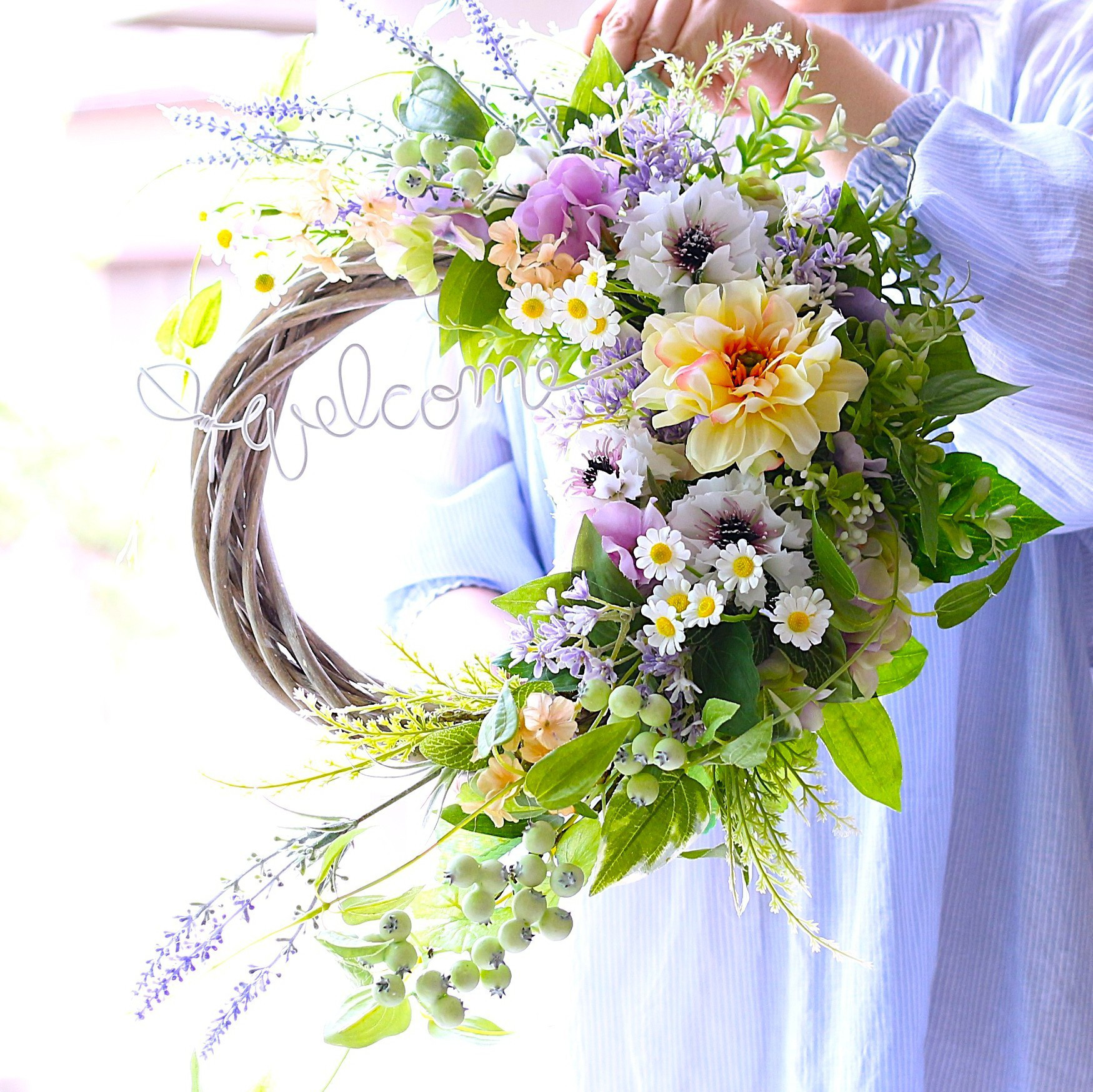 華やかにお出迎え♡イエローのダリア＆ラベンダーと利休草が流れるラインが美しい玄関リース