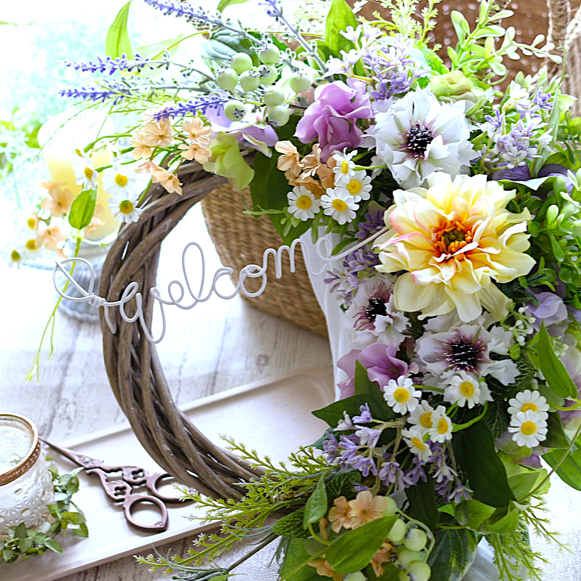 華やかにお出迎え♡イエローのダリア＆ラベンダーと利休草が流れるラインが美しい玄関リース