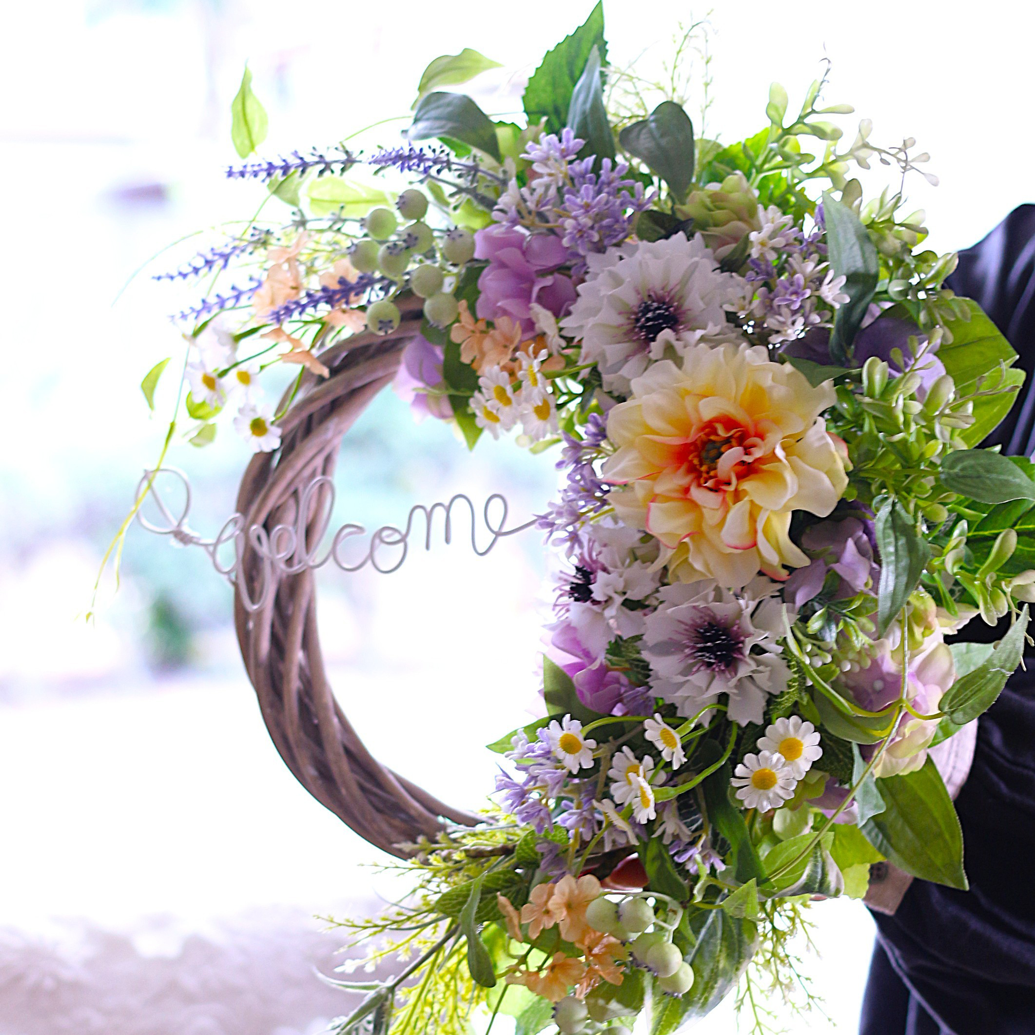 華やかにお出迎え♡イエローのダリア＆ラベンダーと利休草が流れるラインが美しい玄関リース