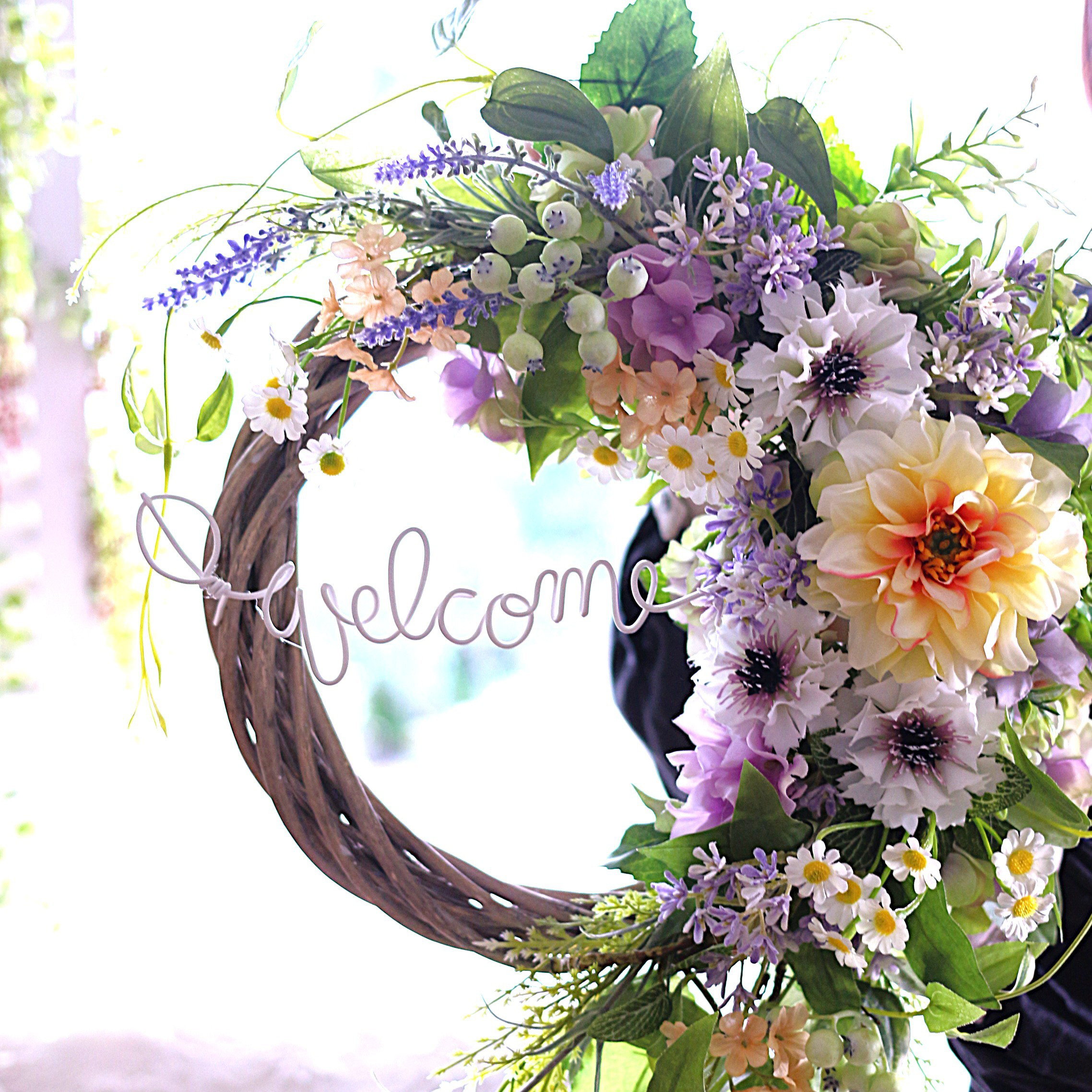 華やかにお出迎え♡イエローのダリア＆ラベンダーと利休草が流れるラインが美しい玄関リース