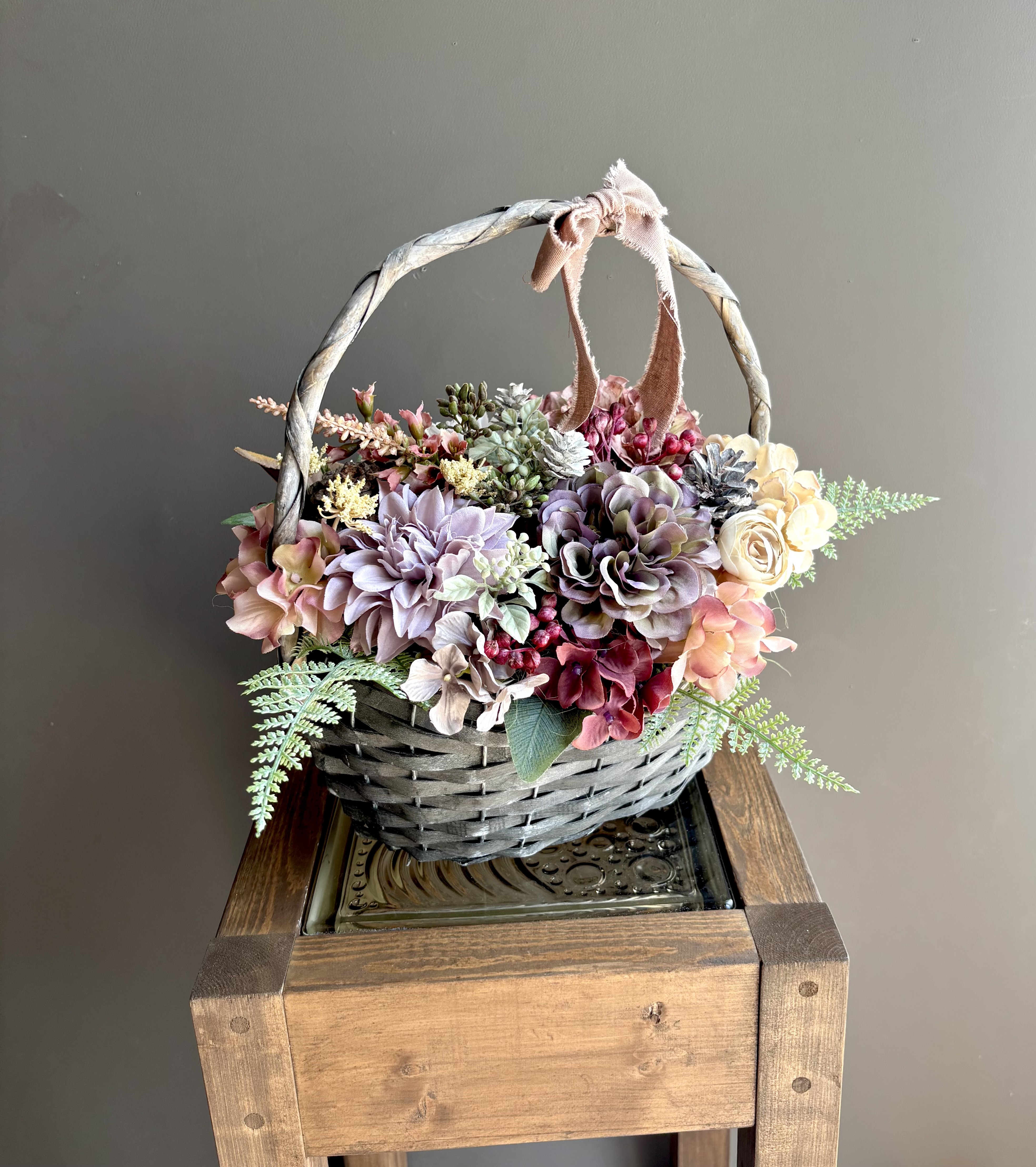 アーティフィシャルフラワー　バスケットアレンジ　ダークカラー