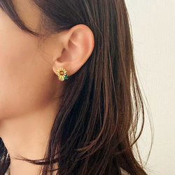 小さなひまわりのグリーンビジューピアス/イヤリング　アレルギー対応　向日葵　ゴールド　イエロー　夏 6枚目の画像