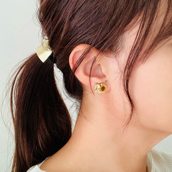 小さなひまわりのグリーンビジューピアス/イヤリング　アレルギー対応　向日葵　ゴールド　イエロー　夏 7枚目の画像