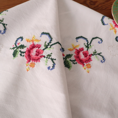 刺繍テーブルクロス250x140cm ナプキン8枚セット　バラ刺繍 ドイツの手仕事/ピンクのバラのクロスステッチ手刺繍 テーブルクロス