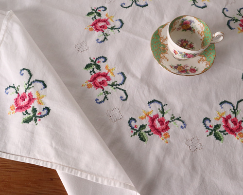 薔薇のモチーフ毛糸手刺繍　混紡リネン　大判テーブルクロス ドイツの手仕事/ピンクのバラのクロスステッチ手刺繍 テーブルクロス