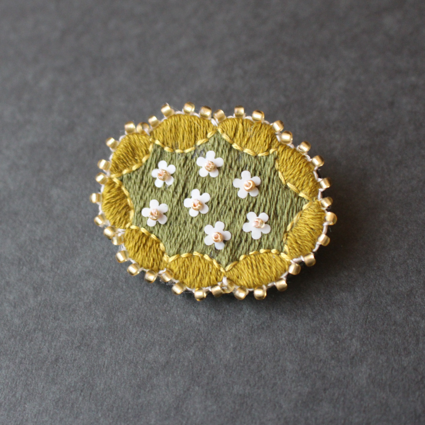 小さな花畑/ビーズ刺繍ブローチ