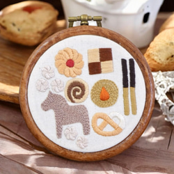 クッキー缶の刺繍キット 〜cookie tin 甘い詰め合わせ〜 // 完成後すぐ飾れる刺繍枠つき 3枚目の画像