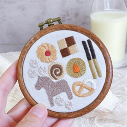 クッキー缶の刺繍キット 〜cookie tin 甘い詰め合わせ〜 // 完成後すぐ飾れる刺繍枠つき 4枚目の画像