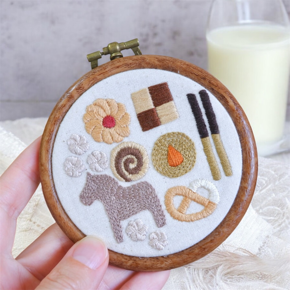 クッキー缶の刺繍キット 〜cookie tin 甘い詰め合わせ〜 // 完成後すぐ飾れる刺繍枠つき 4枚目の画像
