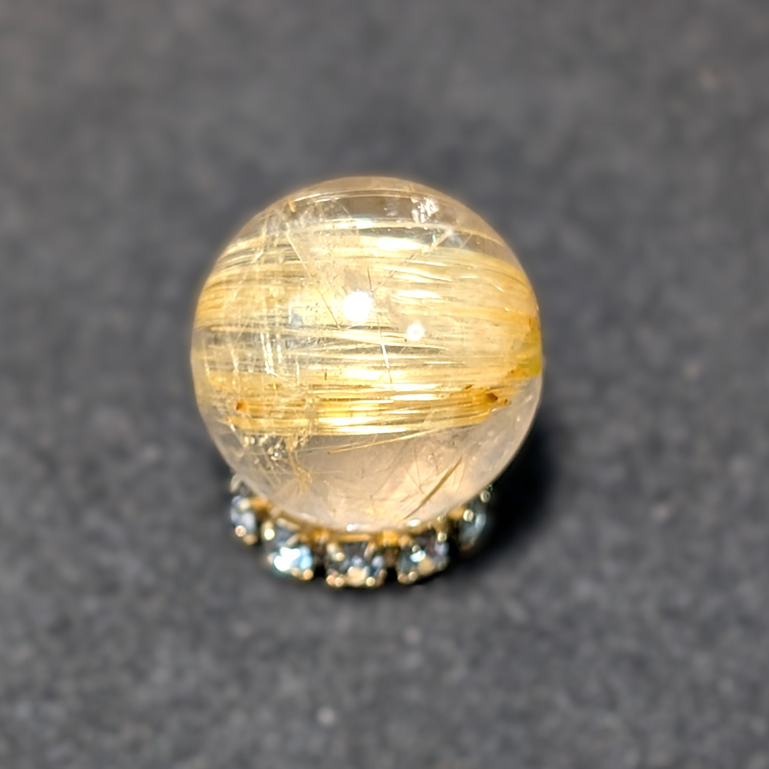 輝き方が素晴らしい ゴールド タイチンルチル 10ミリ 1粒売り 極太金針入り水晶 貫通穴あり お守り効果発揮 ギフト