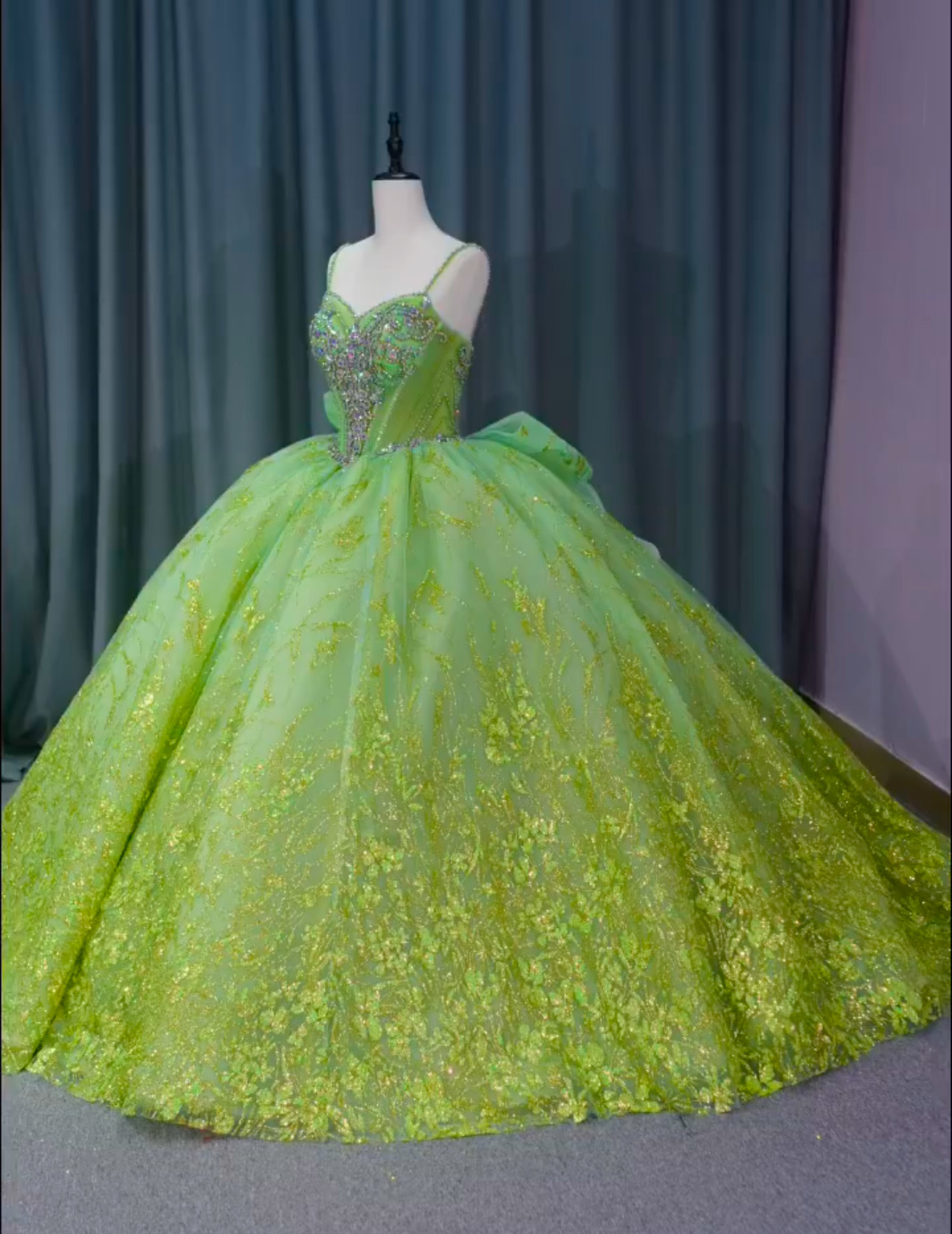 グラデーション　グリーンxイエロー　バックリボン　豪華なカラードレス　キラキラ　王道派　華やかな引裾レース　繊細　高級感