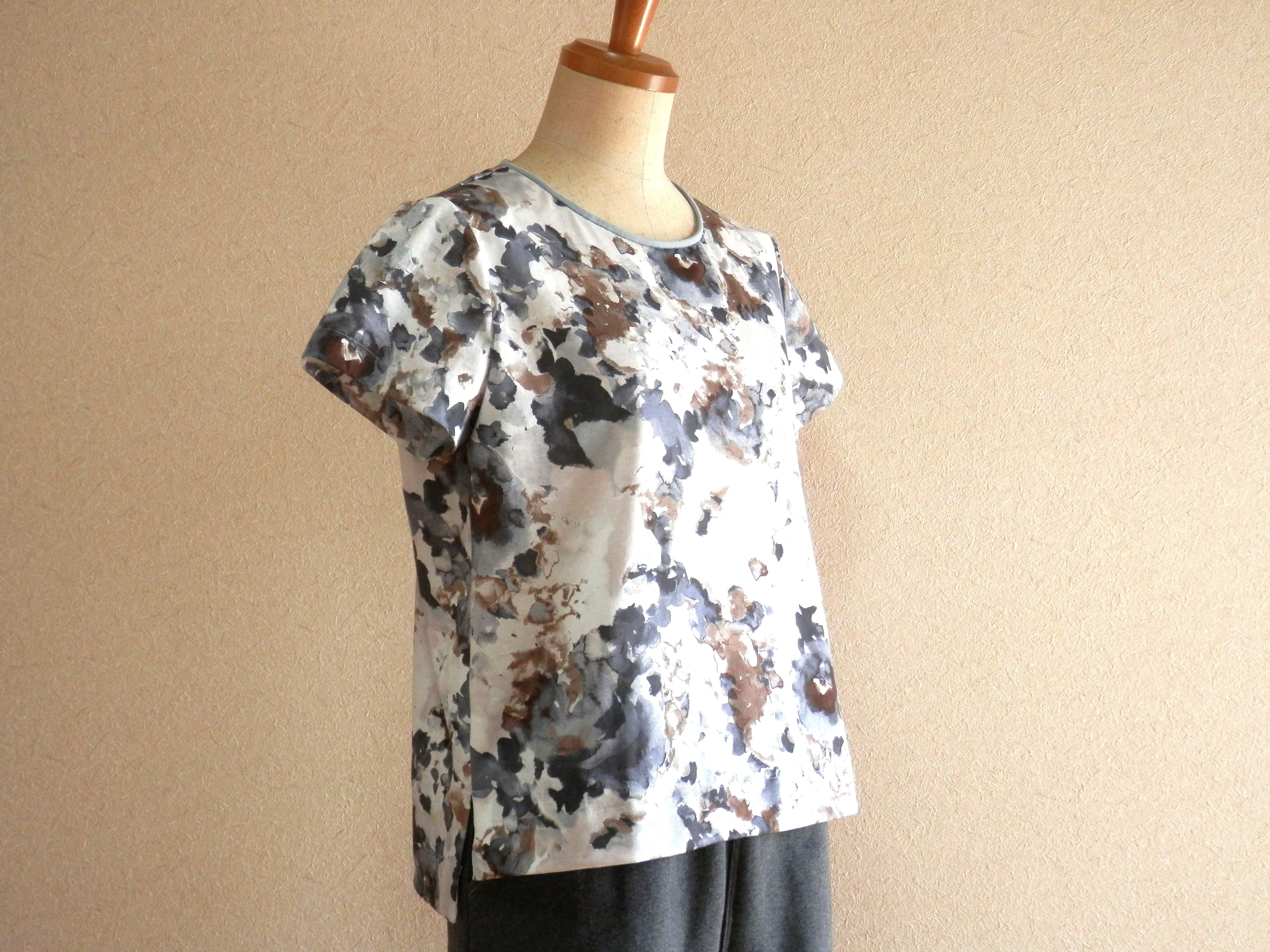 コンパクトな上品TシャツS～M・薄手シルケット天竺ニット/モノトーン花柄/2.5分袖