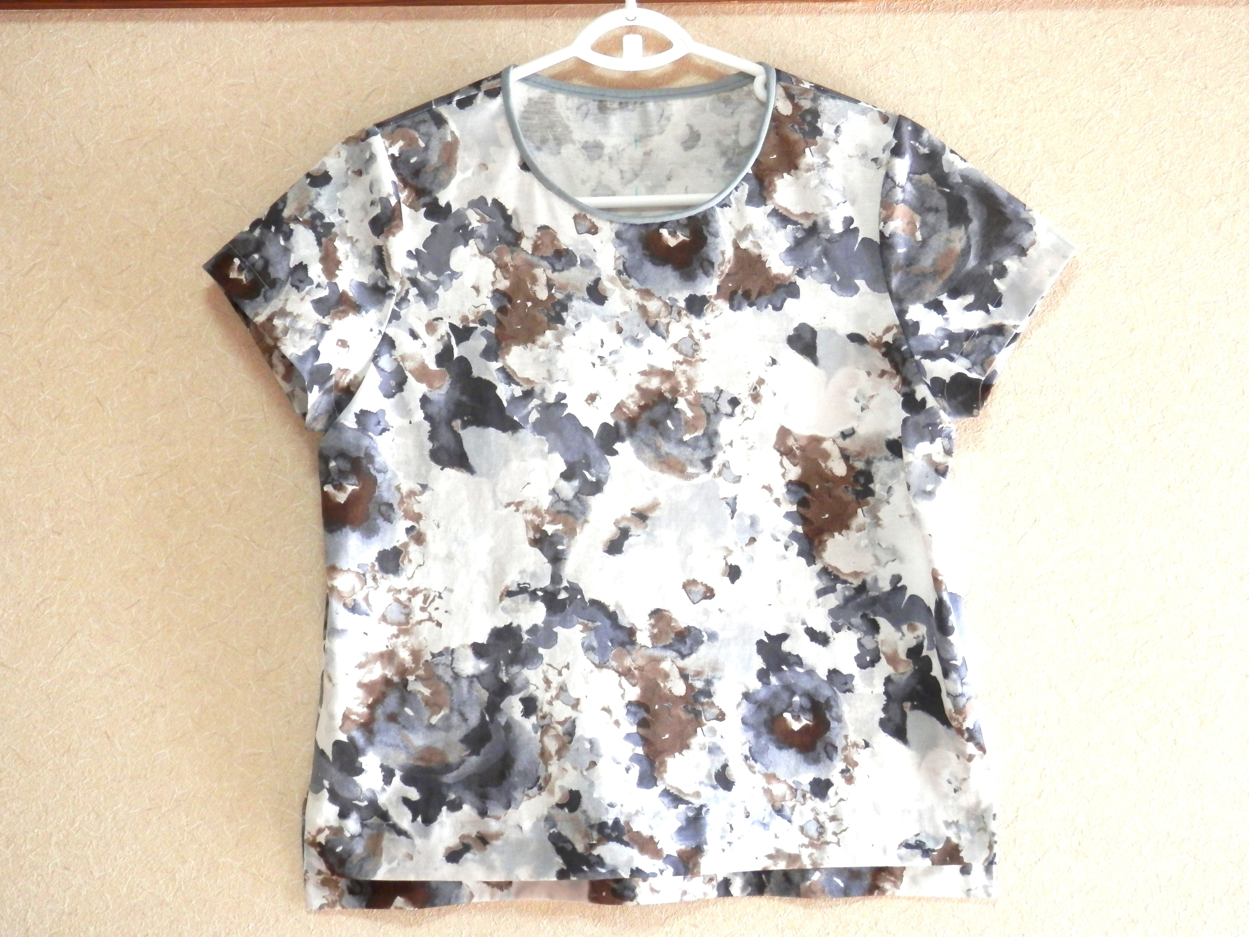 コンパクトな上品TシャツS～M・薄手シルケット天竺ニット/モノトーン花柄/2.5分袖