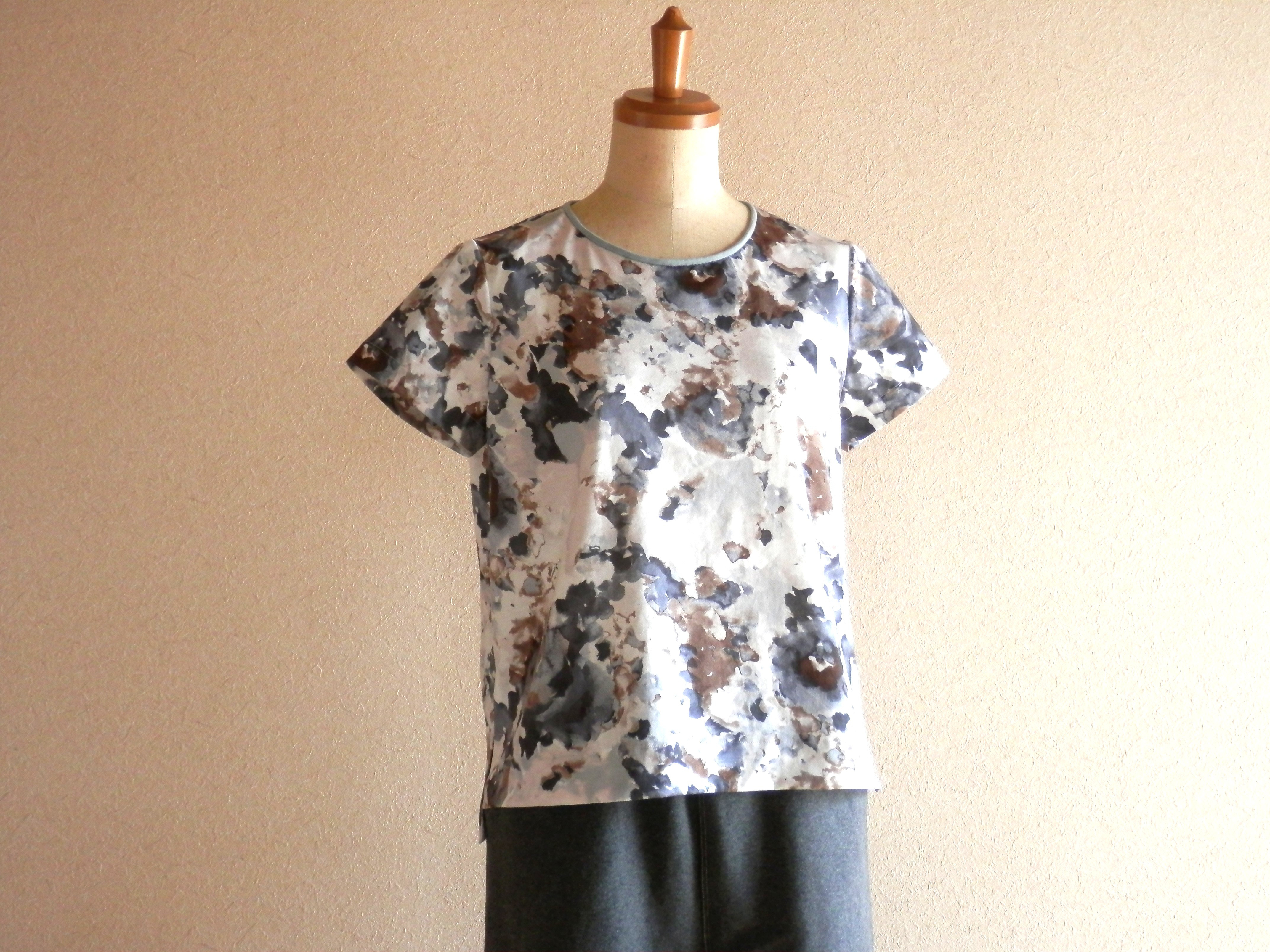 コンパクトな上品TシャツS～M・薄手シルケット天竺ニット/モノトーン花柄/2.5分袖