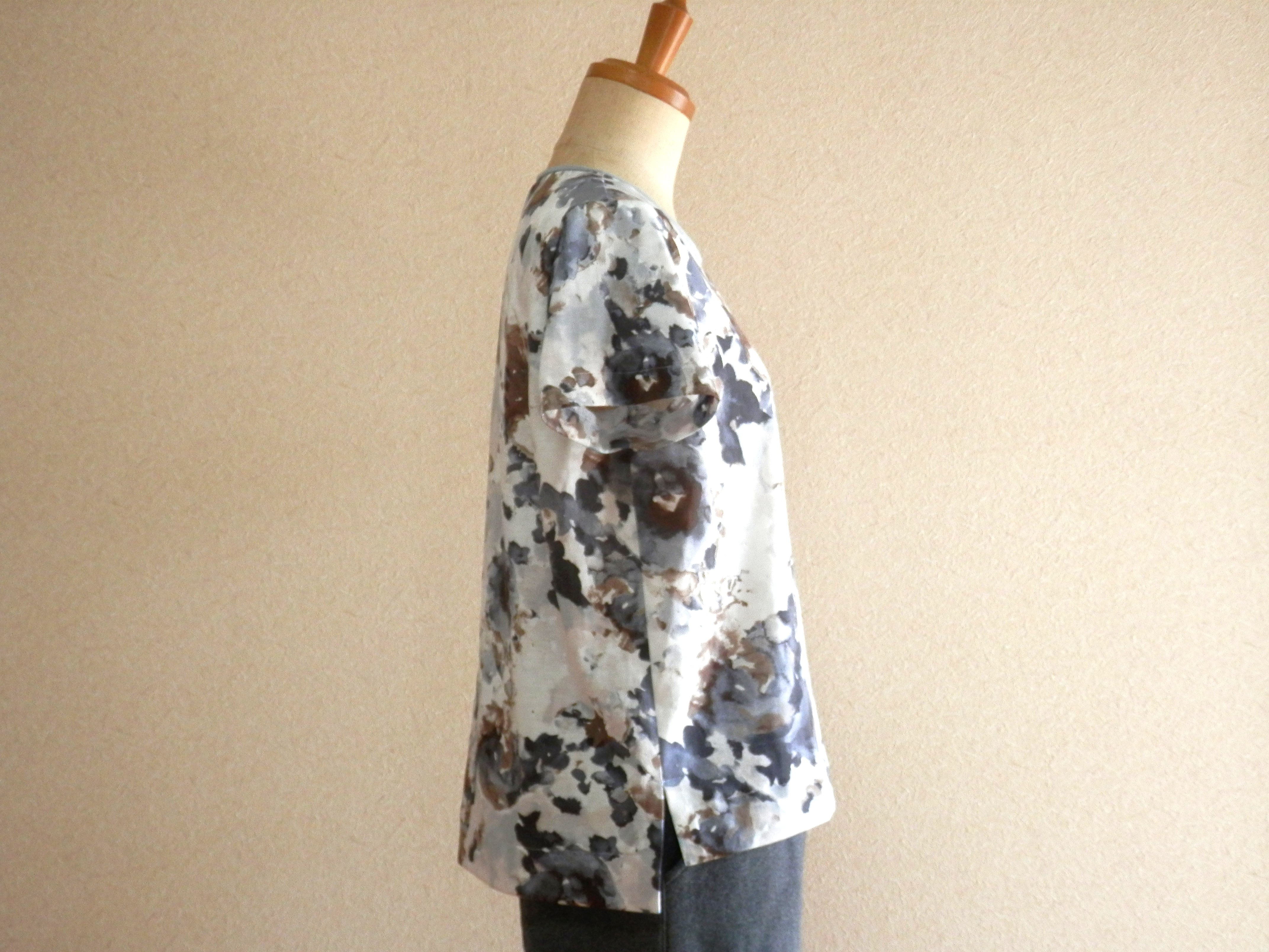 コンパクトな上品TシャツS～M・薄手シルケット天竺ニット/モノトーン花柄/2.5分袖