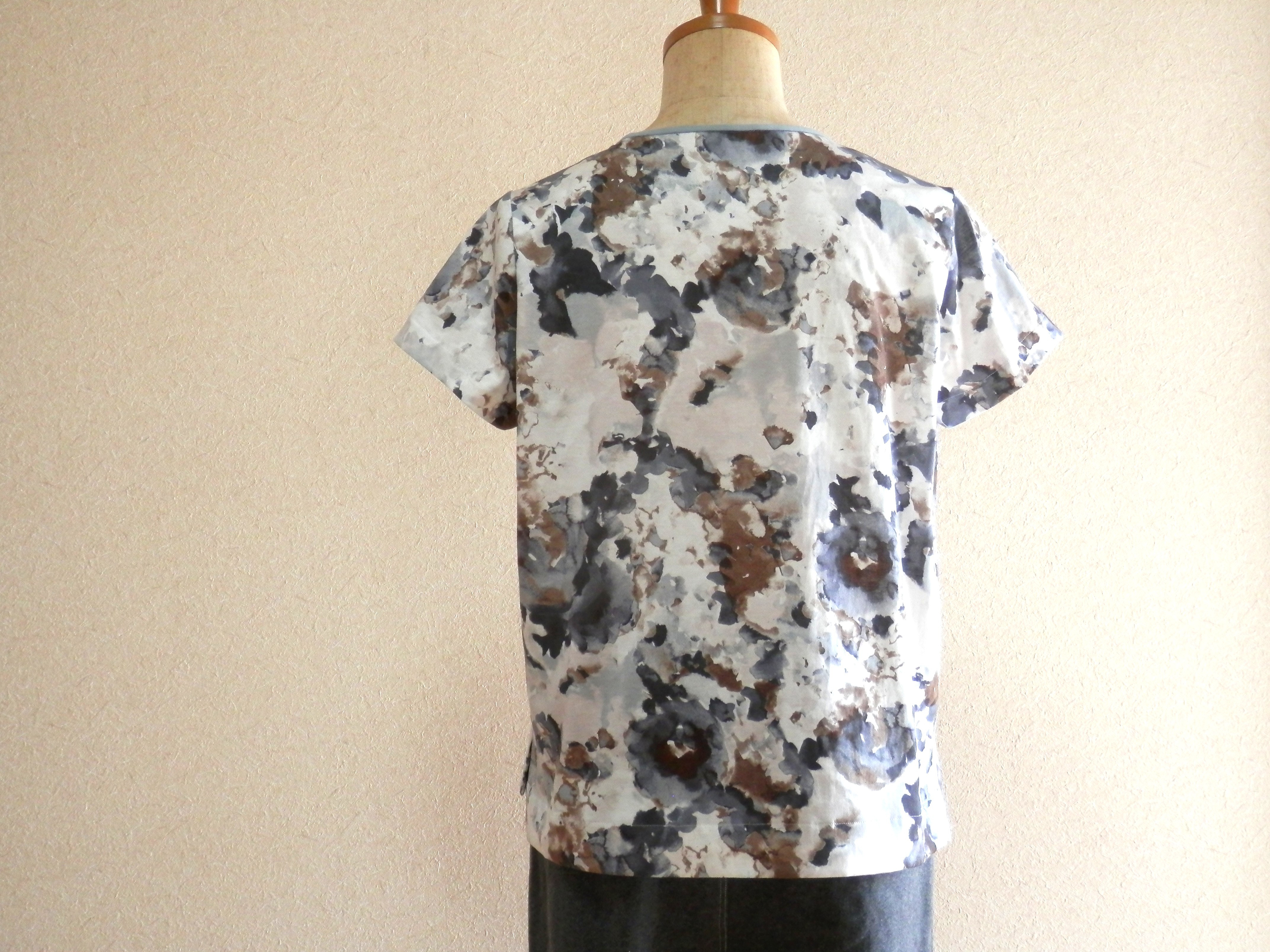 コンパクトな上品TシャツS～M・薄手シルケット天竺ニット/モノトーン花柄/2.5分袖