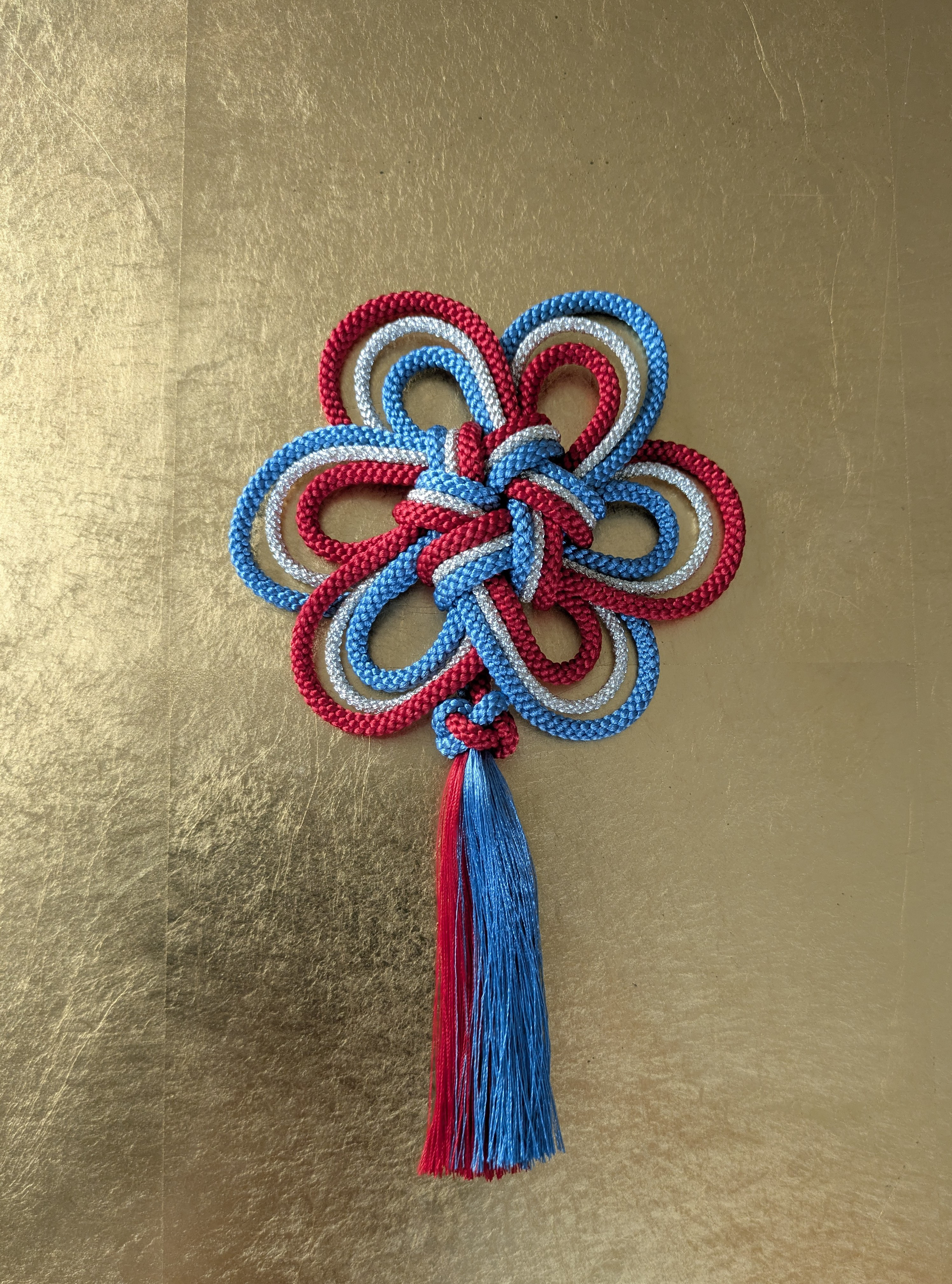 うめ結びの髪飾り　タッセルあり　青＆赤＆銀色　卒業式、結婚式、和装に上品な組紐の飾り