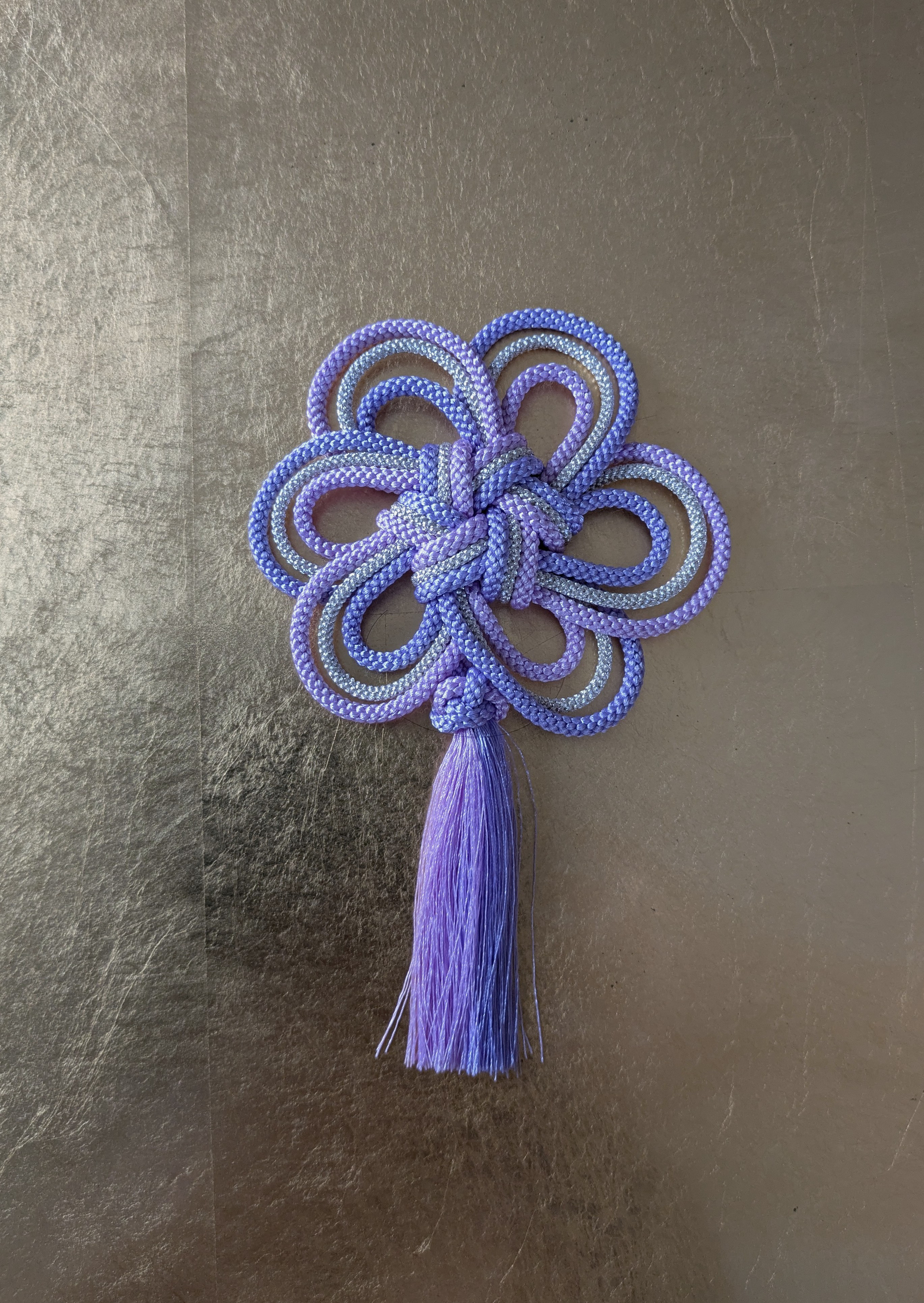 うめ結びの髪飾り　タッセルあり　白＆銀　卒業式、結婚式、和装に上品な組紐の飾り