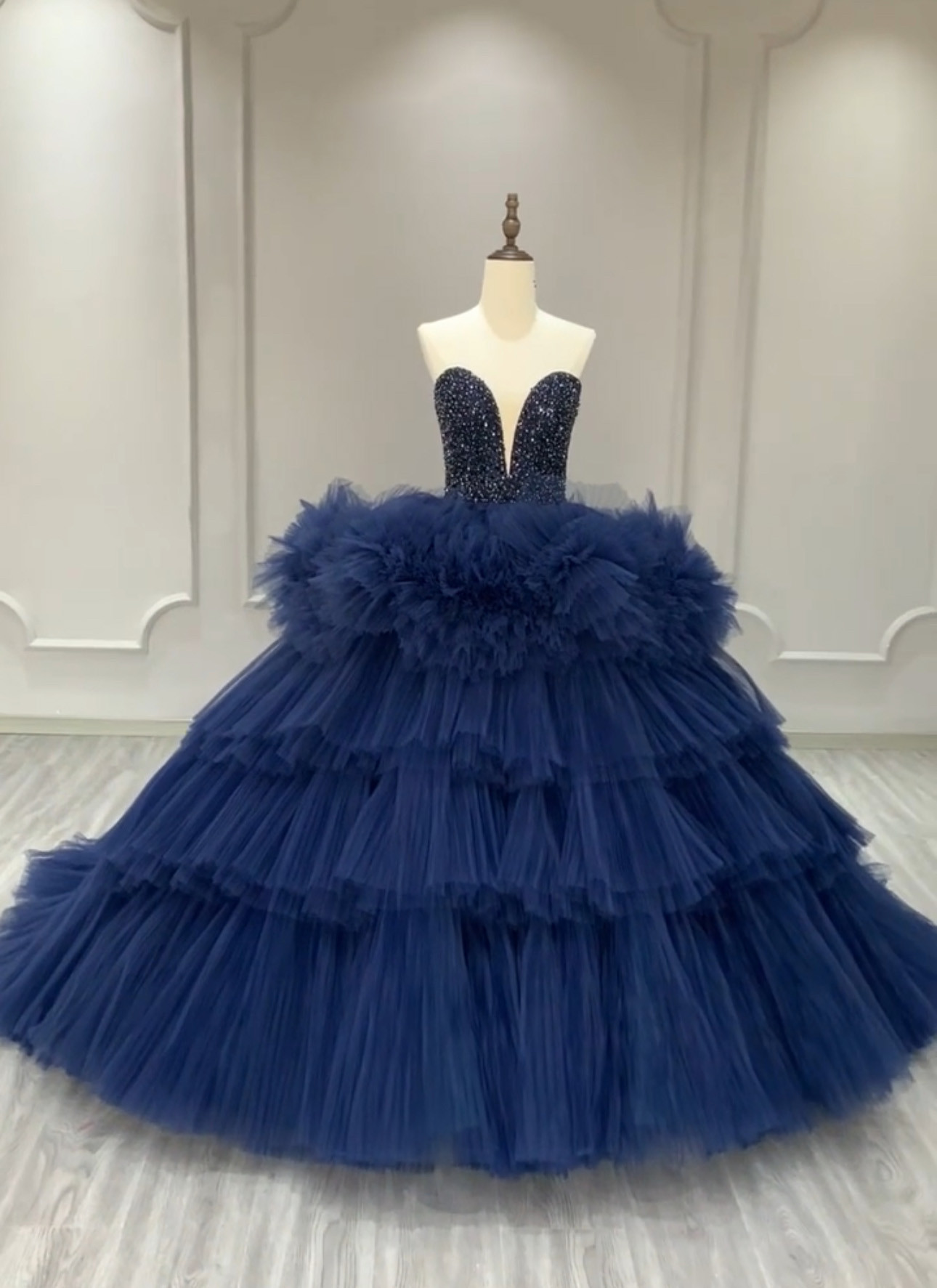 エレガント　袖無し　vネック　カラードレス　ネイビー　優雅　キラキラグッリター　ビーズ付き　セクシー　トレーン前撮り披露