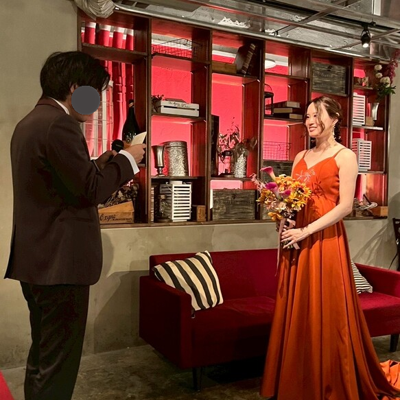 実例写真！パーティードレス テラコッタ色 キャミソール 高級イタリアサテン 妊婦 Vネック スレンダーライン 前撮り