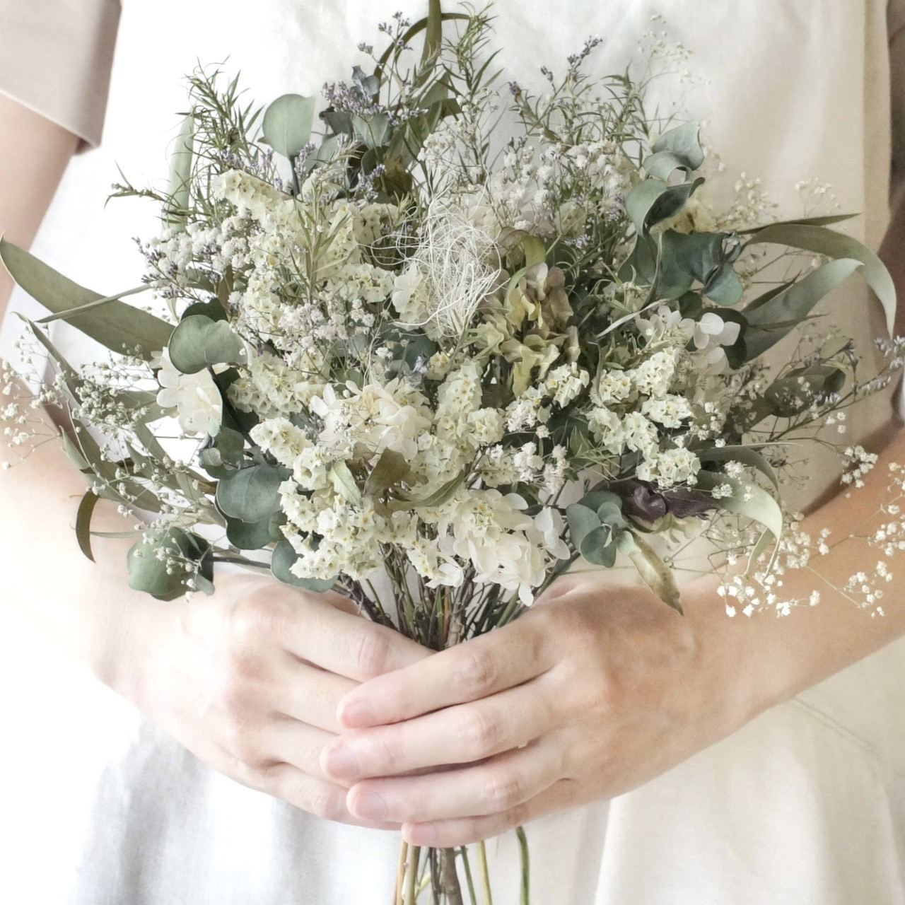 アジサイとスターチスのブーケ 白い花束 退職祝い　卒業祝い　ドライフラワー 長さ35cm  ラッピング無料