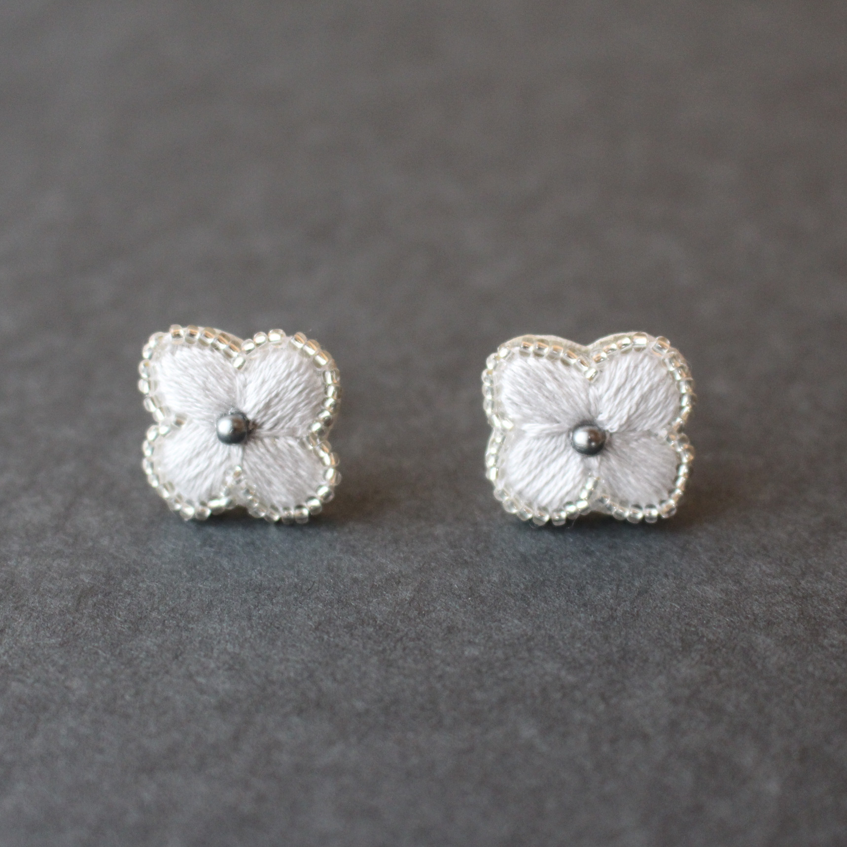 お花のビーズ刺繍イヤリング