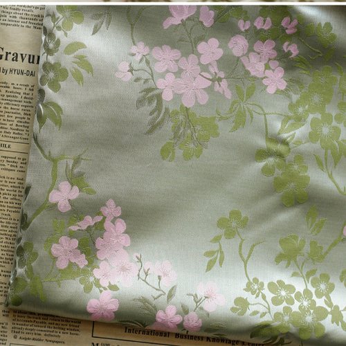 色打掛　花柄 緑とピンク 長さ1m ジャガード生地 花柄 サテン 緑ピンク 綺麗 上品 布 きじ