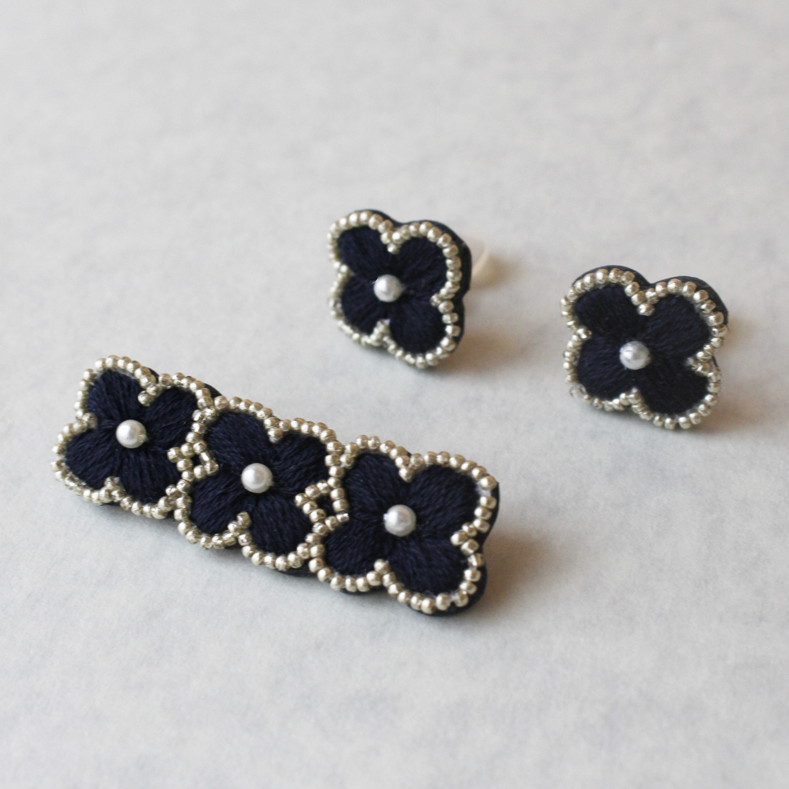 お花のビーズ刺繍ブローチ&イヤリングセット