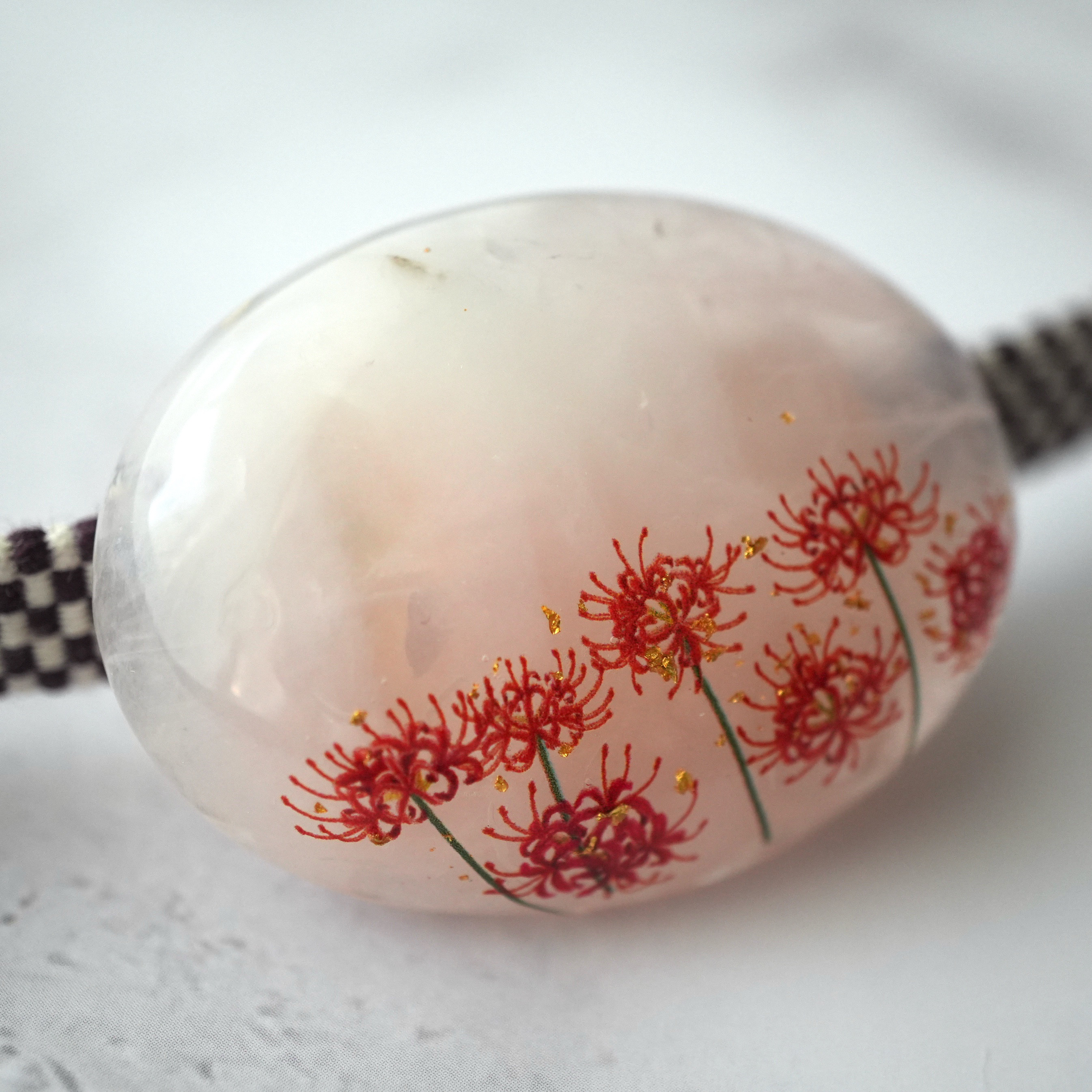 天然石ローズクォーツと彼岸花の帯留め（金沢箔24K入り）ブローチ　ポニーフック秋冬