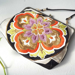 〈一点もの〉西陣織の華が咲くがま口バッグ｜黒×花文様の帯リメイク 4枚目の画像