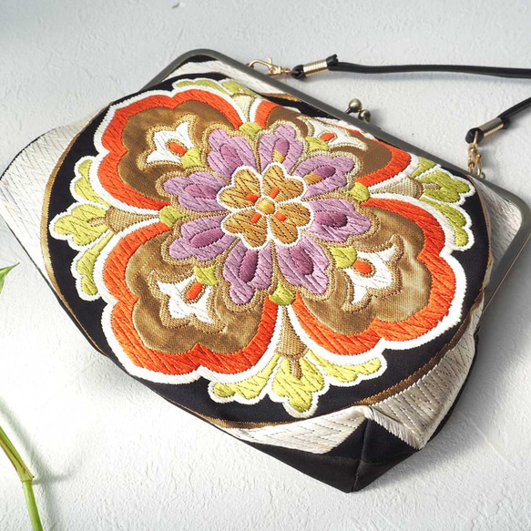 〈一点もの〉西陣織の華が咲くがま口バッグ｜黒×花文様の帯リメイク 4枚目の画像