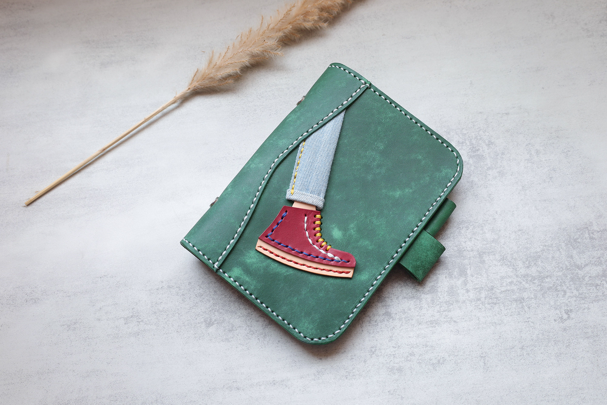 【一歩ずつ】本革A6手帳カバー｜立体モチーフ／多機能ポケット／ペンホルダー付き