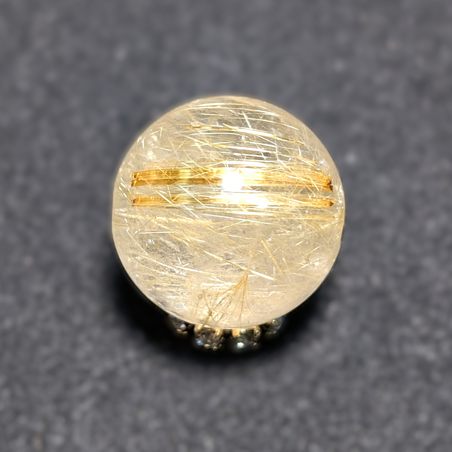 キラキラ輝く ゴールド タイチンルチル 13ミリ 極太金針入り水晶 1粒売り 貫通穴あり お守り効果 天然石 ギフト