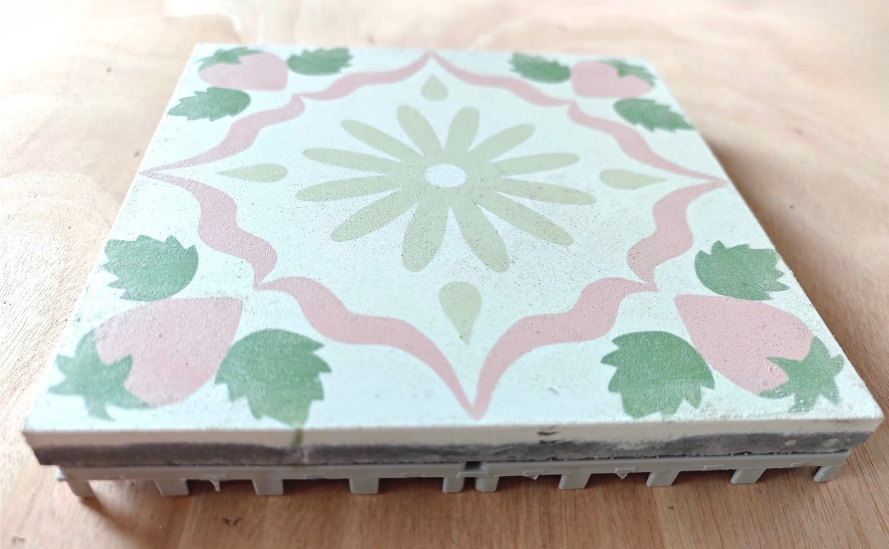 限定☆ ガーデンステップ☆モチーフ セメントタイル・プラスチック脚付き 4枚セット イチゴ（ホワイト）飛び石