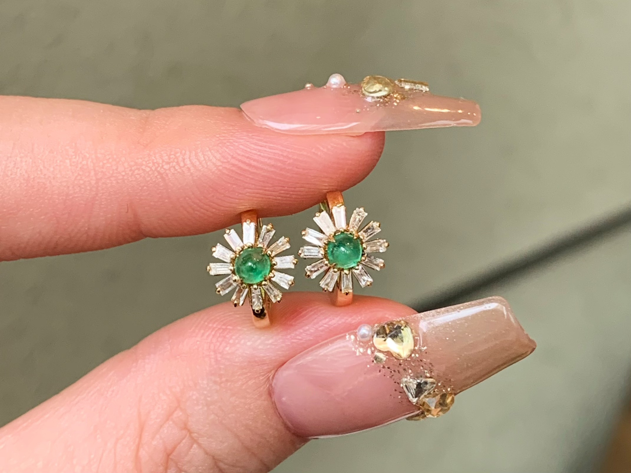 花モチーフ　エメラルドピアスk18　0802