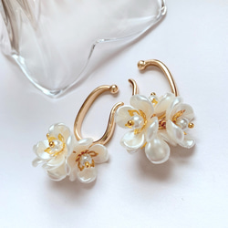 ❤️限定１セット❤️ ゴールド  フラワーパール　イヤーカフ　　両耳用 2枚目の画像