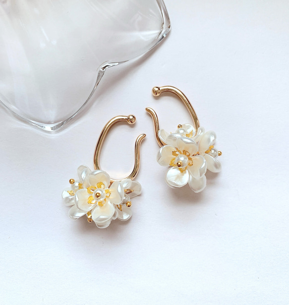 ❤️限定１セット❤️ ゴールド  フラワーパール　イヤーカフ　　両耳用 1枚目の画像