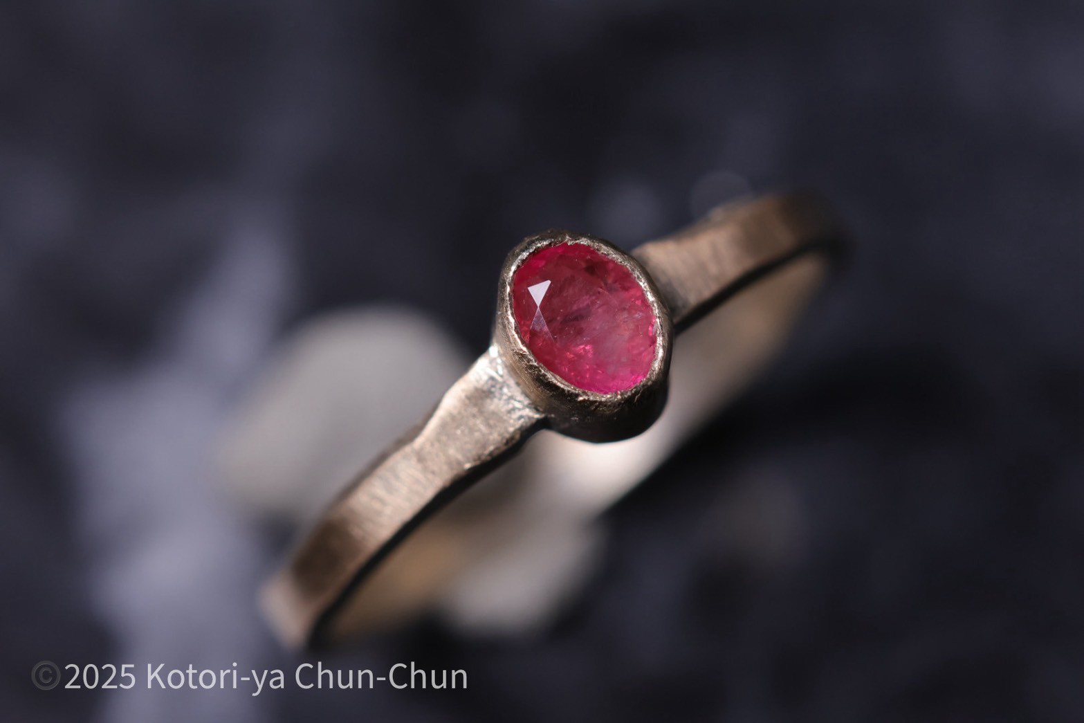 【小鳥屋ジュエリー】「幻の赤いエメラルド」レッドベリル・K10YGリング【朱雀】