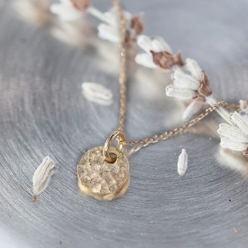 着けっぱなし/K18/コインネックレス】艶消し 槌目 ジュエリー プチ