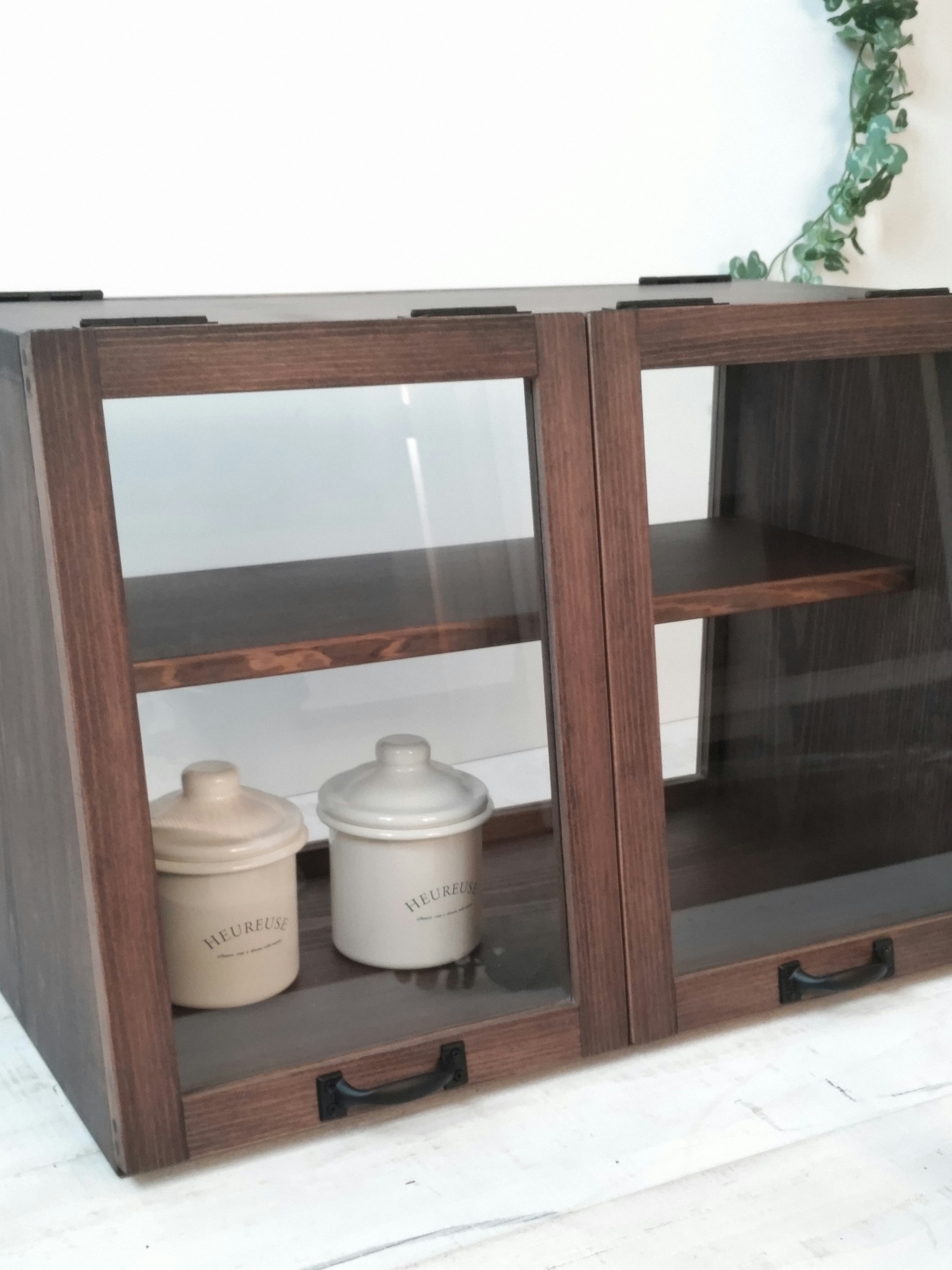 前、後どちらからも開閉できるガラスのショーケース