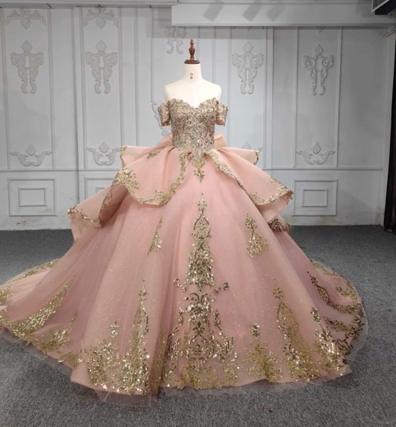 王道派　ゴールド金色絵レース　キラキラグッリター　ヌーディカラー　オフショルダー　二の腕カバー　上品　目立つ　前撮り演奏