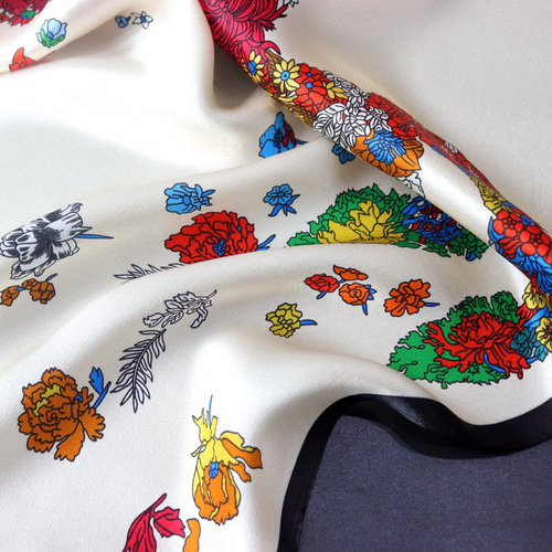 カラフル花と馬デザインのシルクスカーフ 100％シルク 約68cm 大判絹製