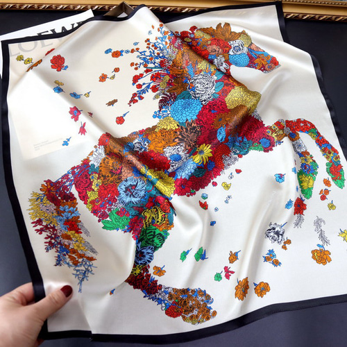 HERMES シルクスカーフ 馬と花のデザイン 【iy】 楽天市場】エルメス HERMES シルクスカーフ 額入り カレ 90×90