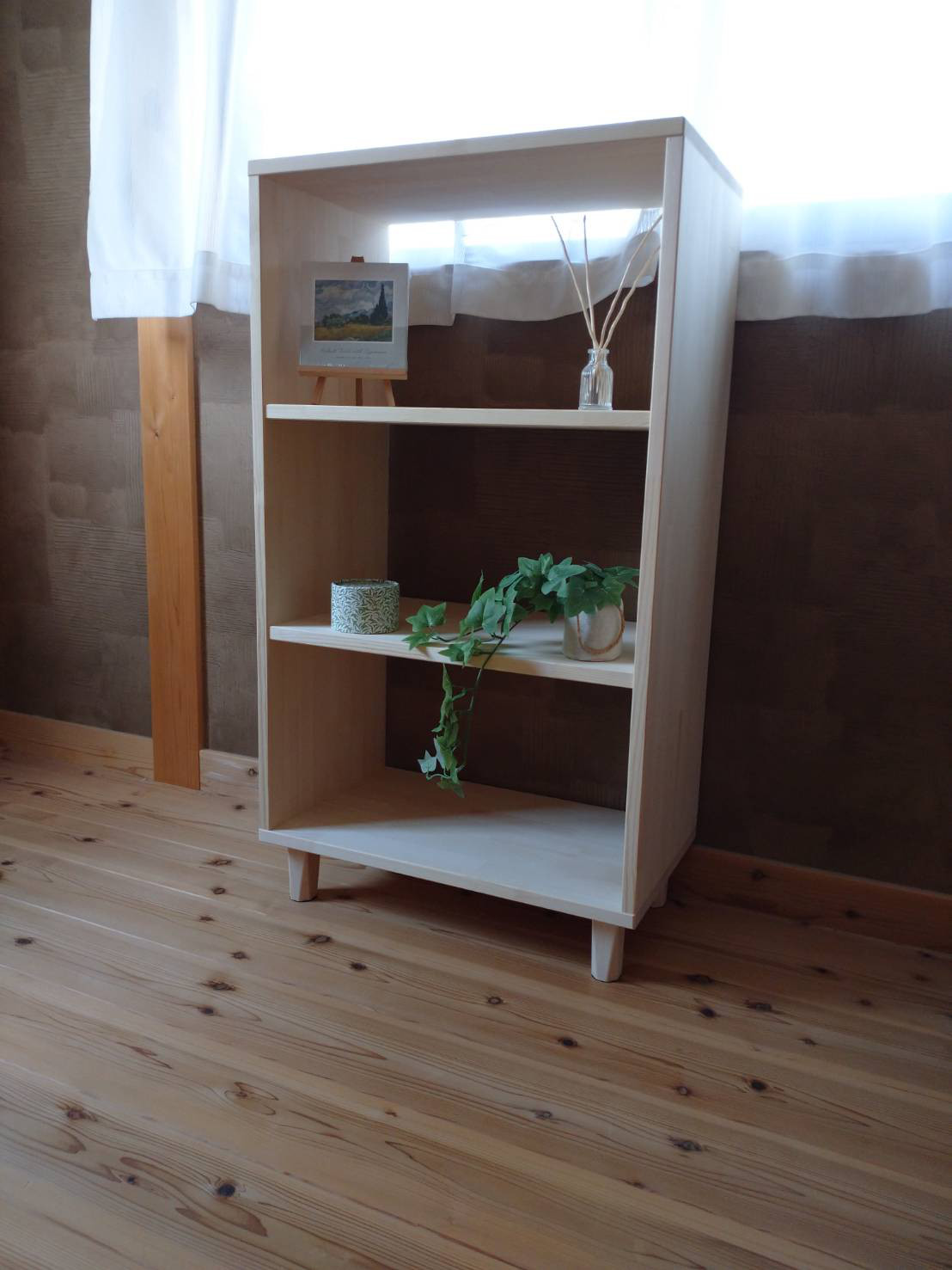 天然木　赤松集成材　北欧家具風３段脚付きオープンシェルフ　飾り棚　本棚　収納棚
