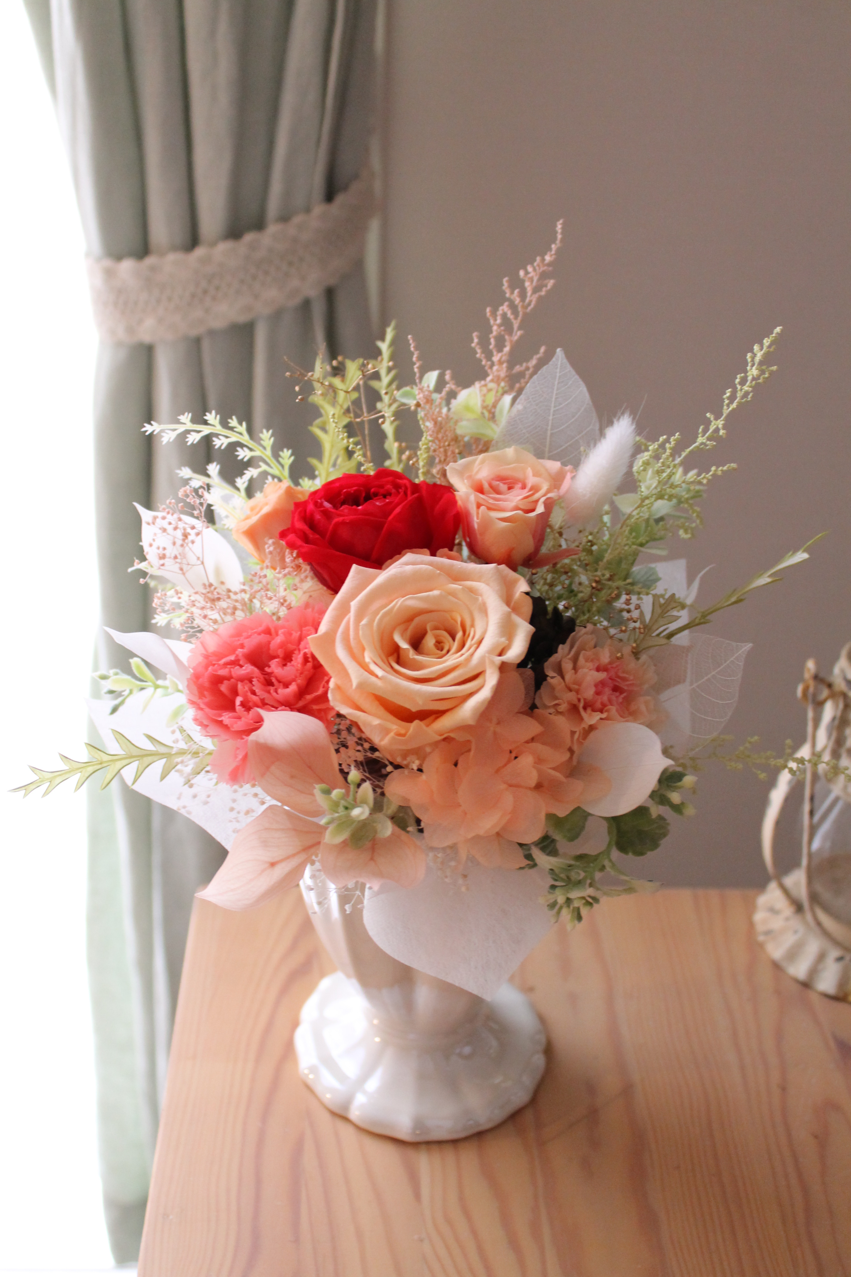 【プリザーブドフラワー】華やかな赤&ベージュのアレンジメント　薔薇・カーネーション・紫陽花　20×30cm　《受注製作》