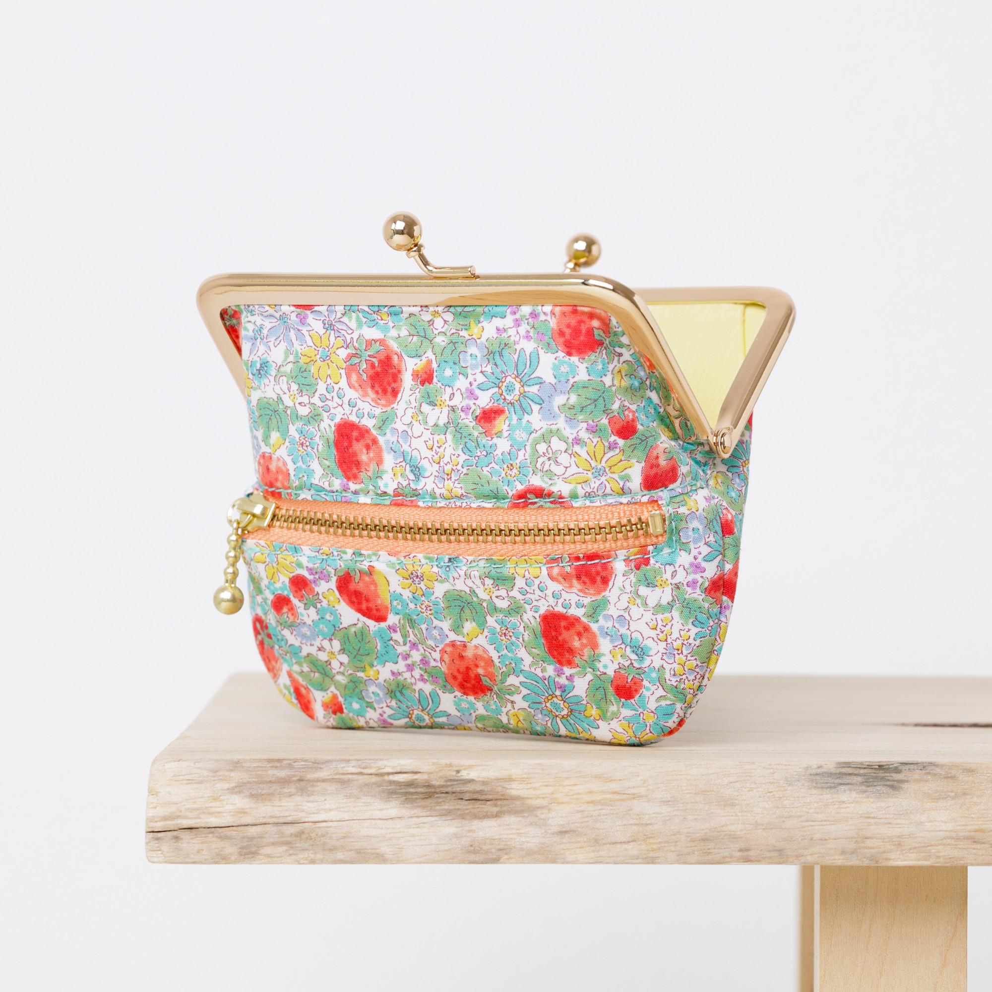 水彩いちご  たくさん入る小さながま口財布