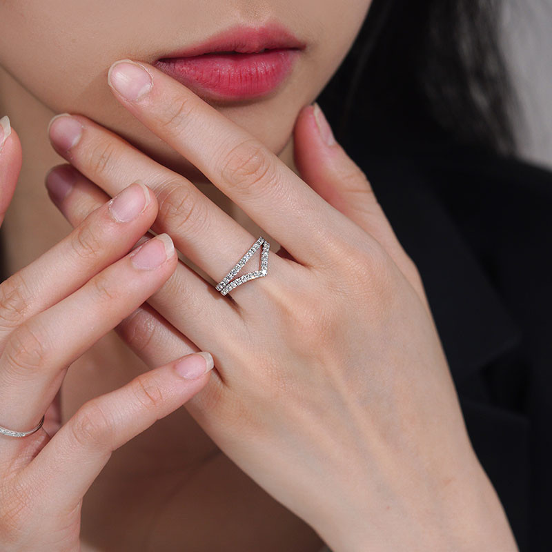 【ヘイズジュエリー】メイフアシリーズ18Kゴールドストレート/V字型ダイヤモンドリング、高色・高透明度天然ダイヤモンドジュエリー