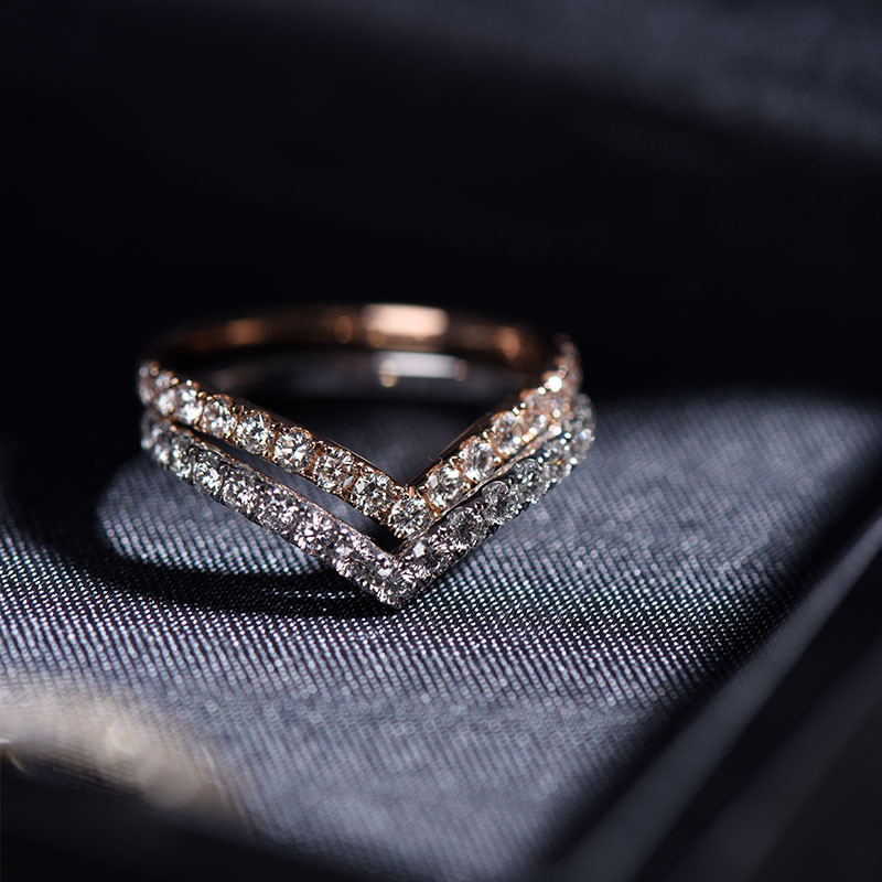 【ヘイズジュエリー】メイフアシリーズ18Kゴールドストレート/V字型ダイヤモンドリング、高色・高透明度天然ダイヤモンドジュエリー