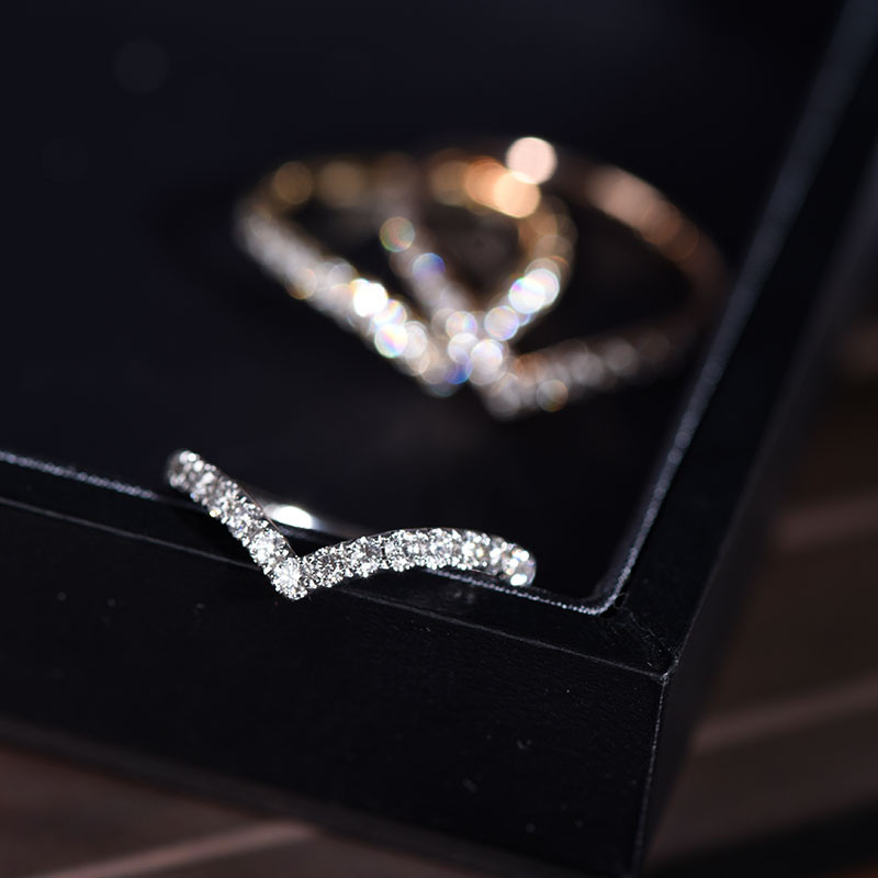 【ヘイズジュエリー】メイフアシリーズ18Kゴールドストレート/V字型ダイヤモンドリング、高色・高透明度天然ダイヤモンドジュエリー